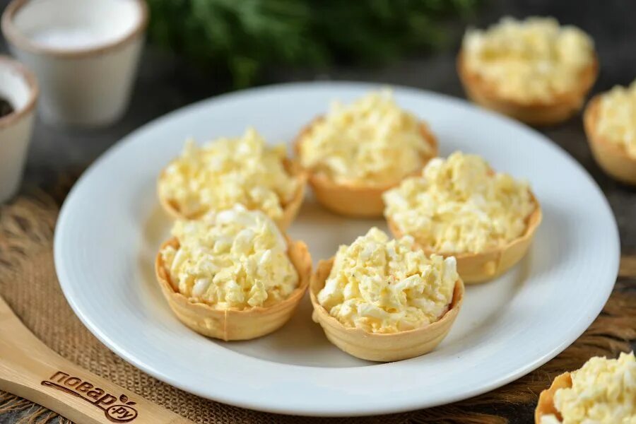 Тарталетки с начинкой с чесноком сыром. Тарталетки с сыром и чесноком и яйцом. Тарталетки с сыром и чесноком. Корзиночки с сыром и чесноком. Тарталетки с начинкой с чесноком сыром.