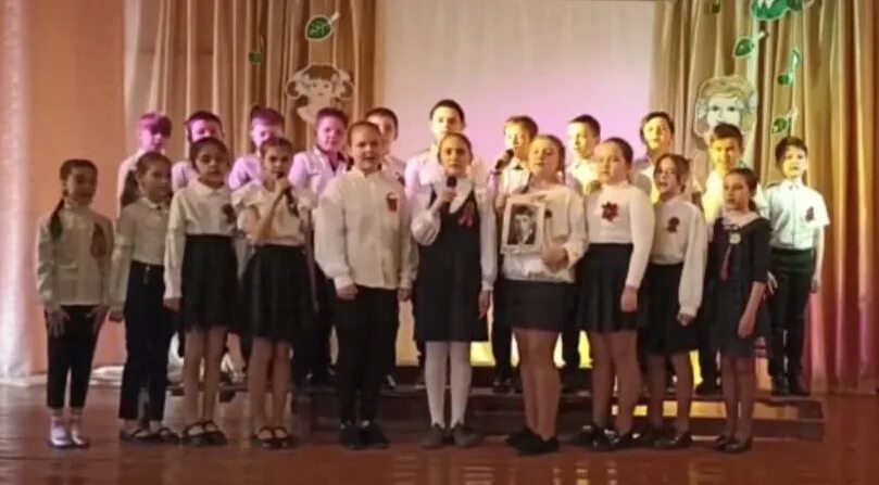 дети в военной форме поют. дети поют на улице. школа в военные годы. военный с ребенком. песня поющий май.