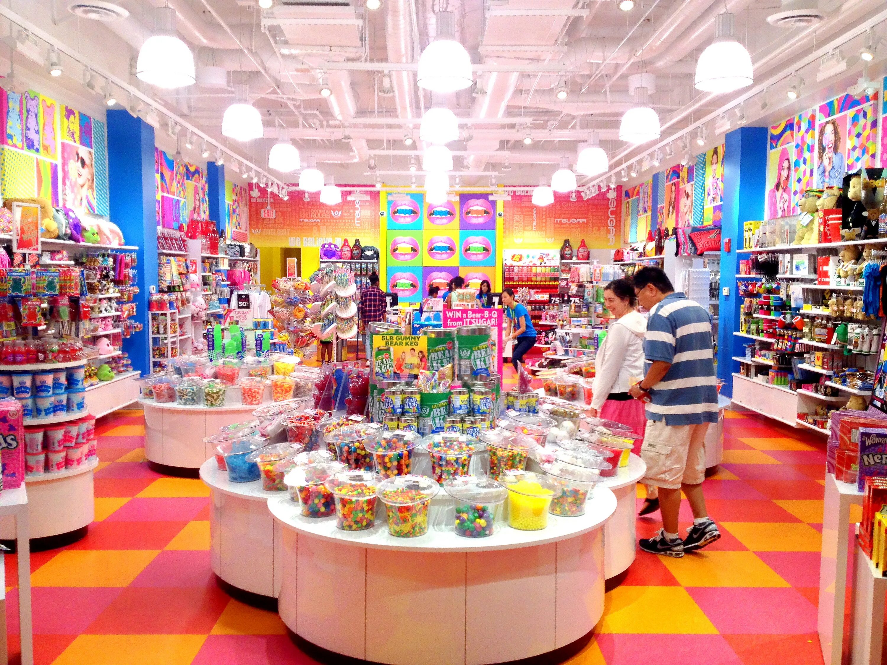 Candy candy shop 1. Кенди шоп магазин сладостей. Магазин американских сладостей. Магазин необычных сладостей. Необычные сладости для детей в магазине.