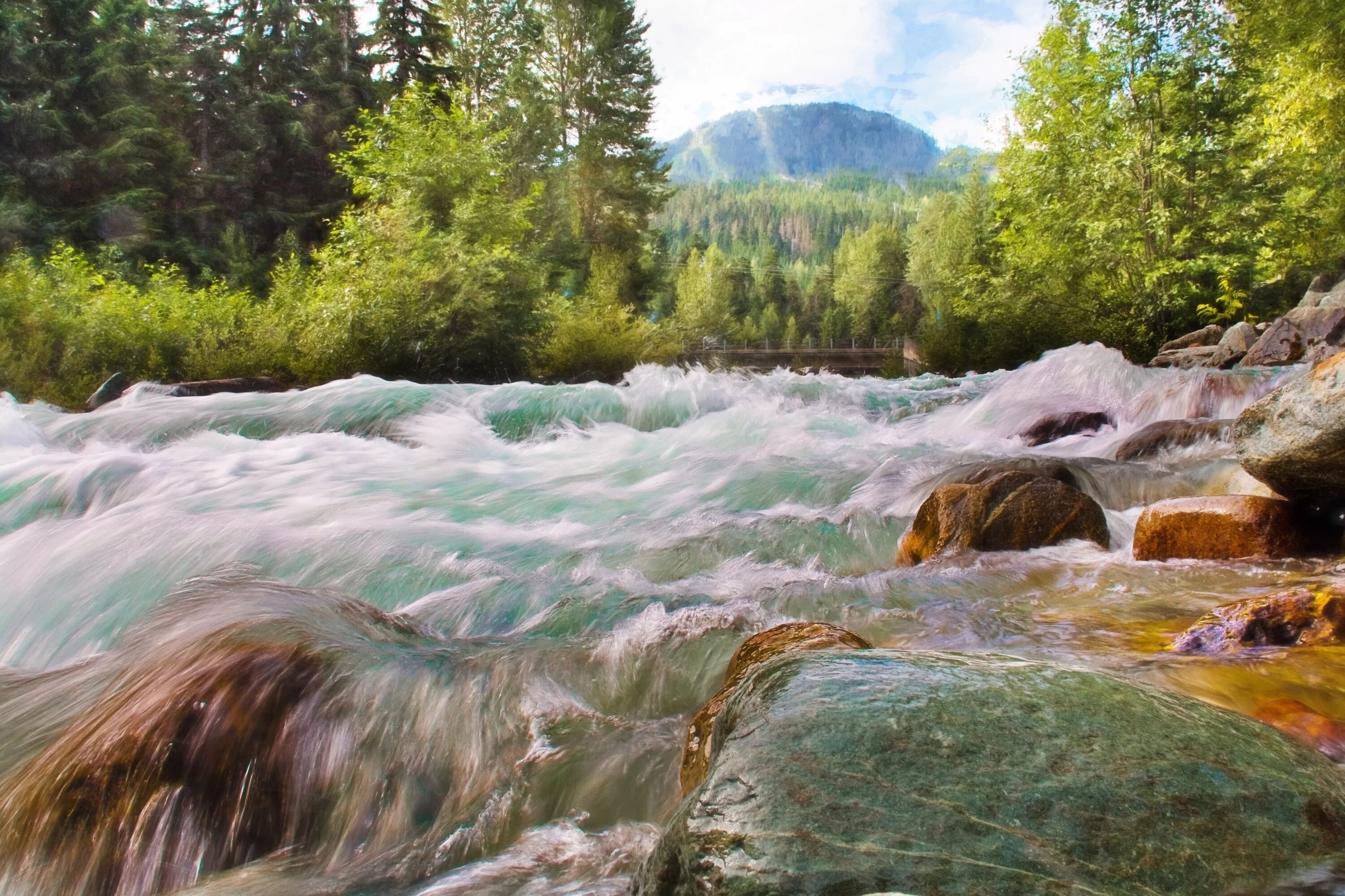 Вода бежит с ручьями споря. Водопад Курулуур. Бурная вода. Поток воды. Поток реки.