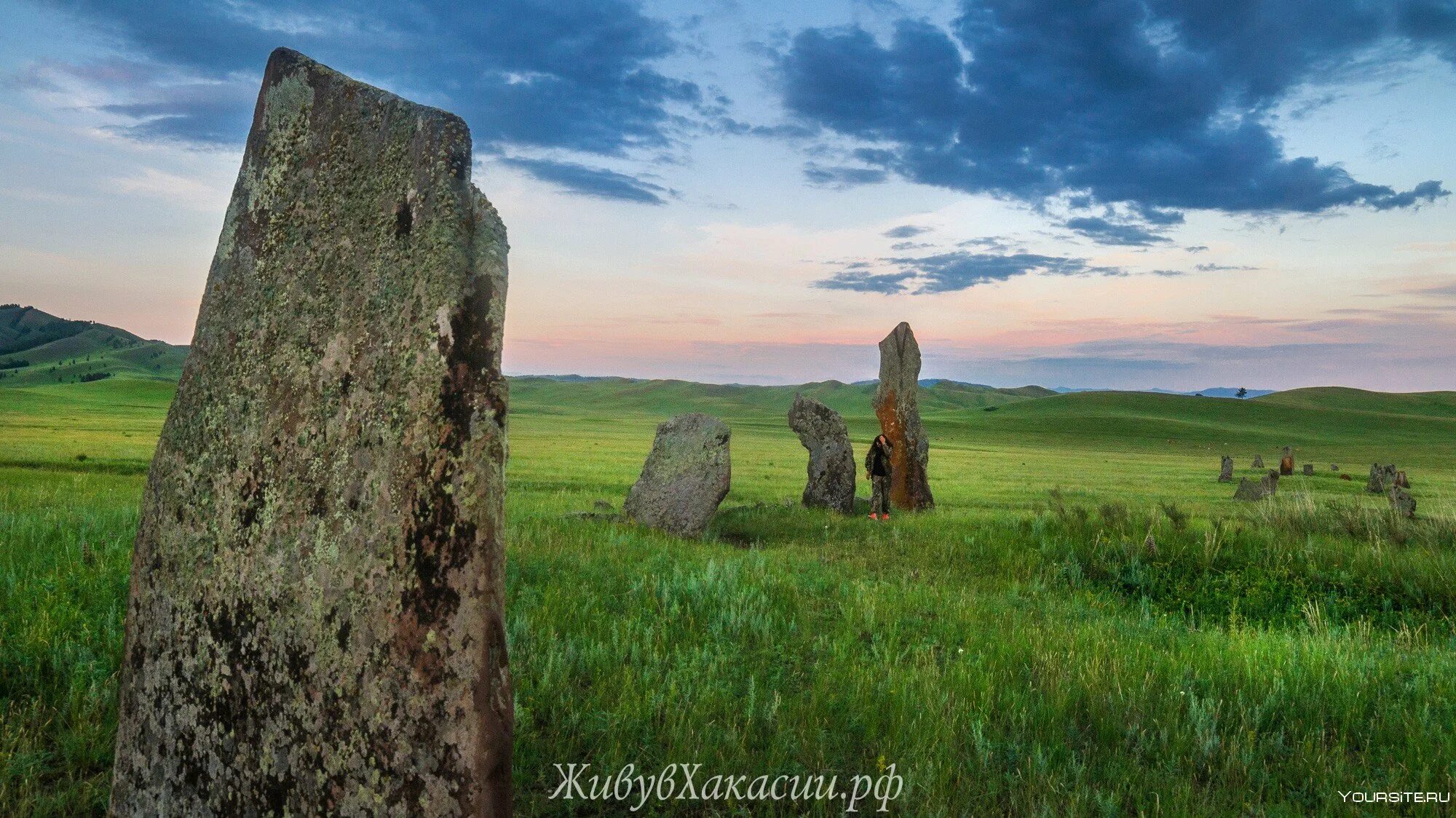 Каменные менгиры хакасии. Менгиры хакасии. Степь с менгирами хакасия. Менгиры хакасии. Каменные менгиры хакасии.