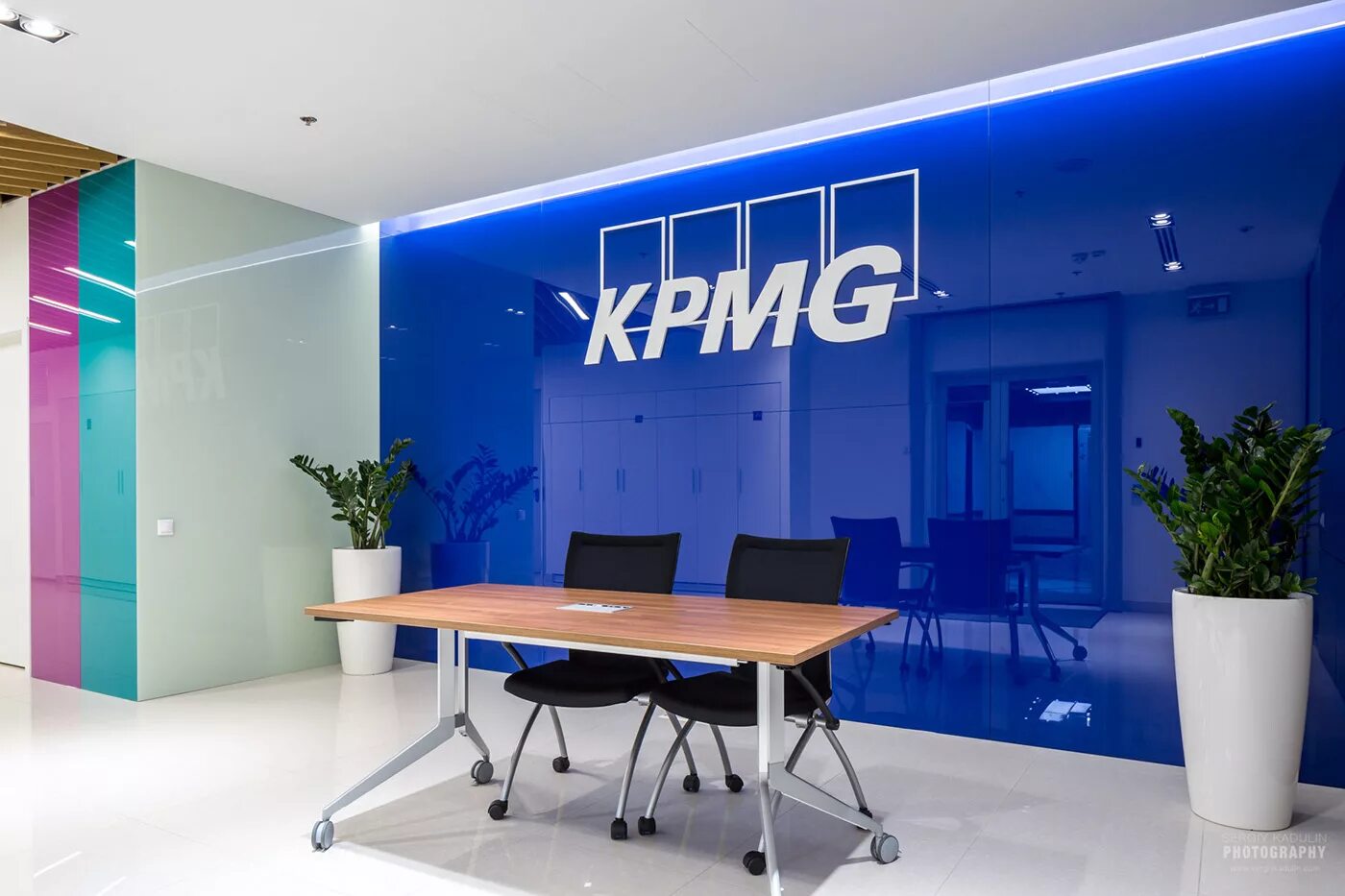 Компания скиньте. КЭПТ КПМГ. КПМГ лого. КПМГ аудиторская компания. KPMG офис.