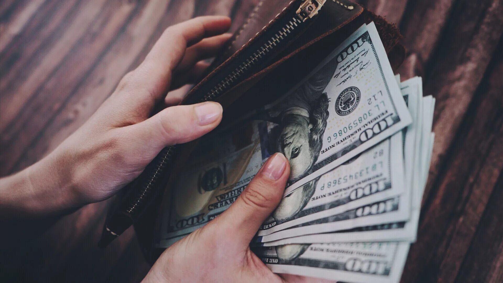 Обесценивание валюты. Бизнесмен с деньгами. Качество стоит денег. Человек с деньгами. Экономный человек.