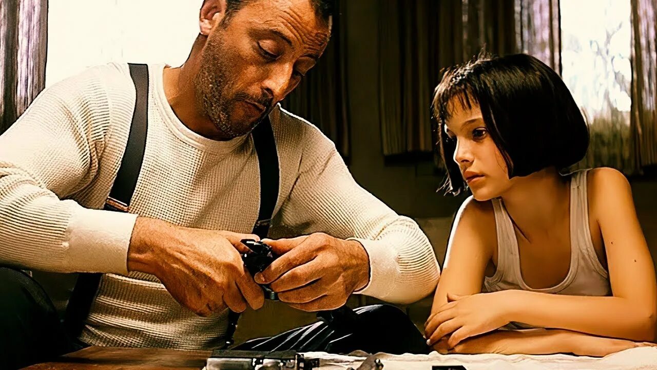 Слепая девочка читает. Дядя учит девочку. Мама учит дочку писать сидя. Девочка глухих. Девушка обучает других девушек.