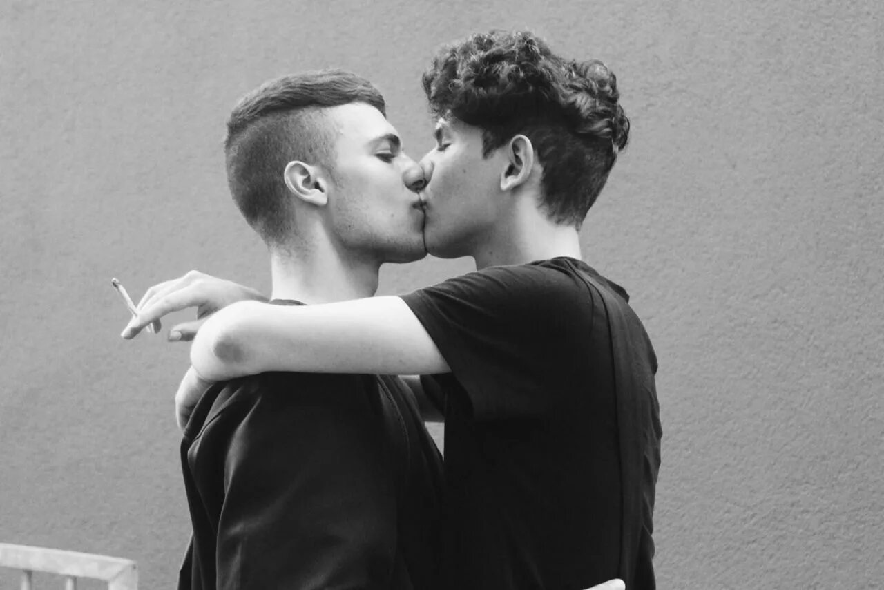 Парни целуются. Два парня целуются. Эстетика поцелуя парней.