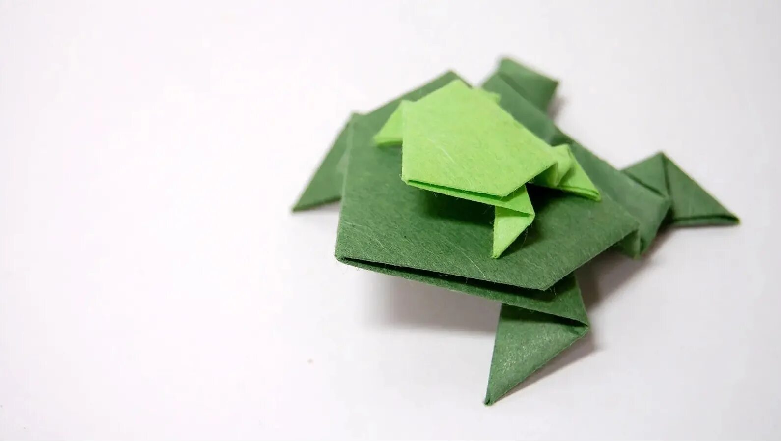Как сделать лягушку из бумаги. Оригами. Лягушка из бумаги. Оригами лягушка из бумаги. Лягушка из бумаги прыгающая.