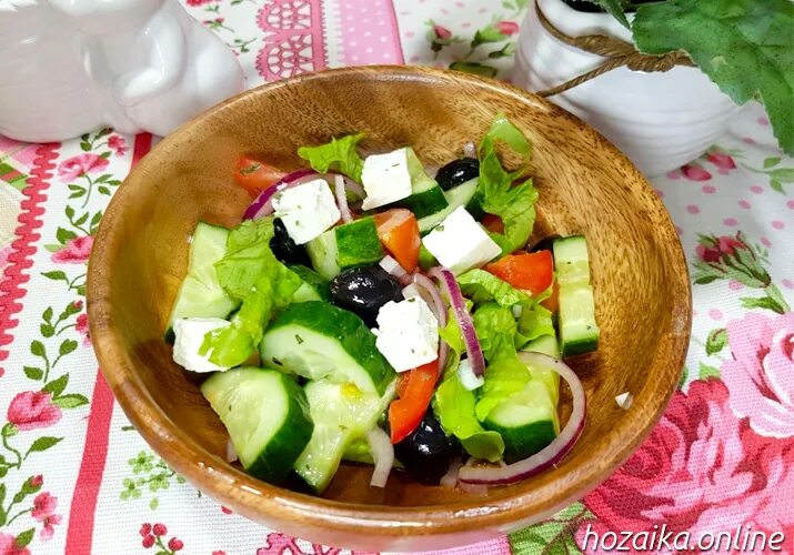 Греческий салат с фетаксой и маслинами. Овощной салат с фетаксой. Овощи с брынзой. Брынза Греческая.