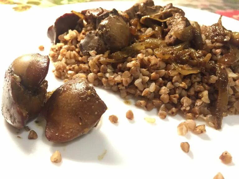 Куриная печень с гречкой фото Ответы : А к куриной печени какой гарнир, кроме риса, ещё подойдет Если