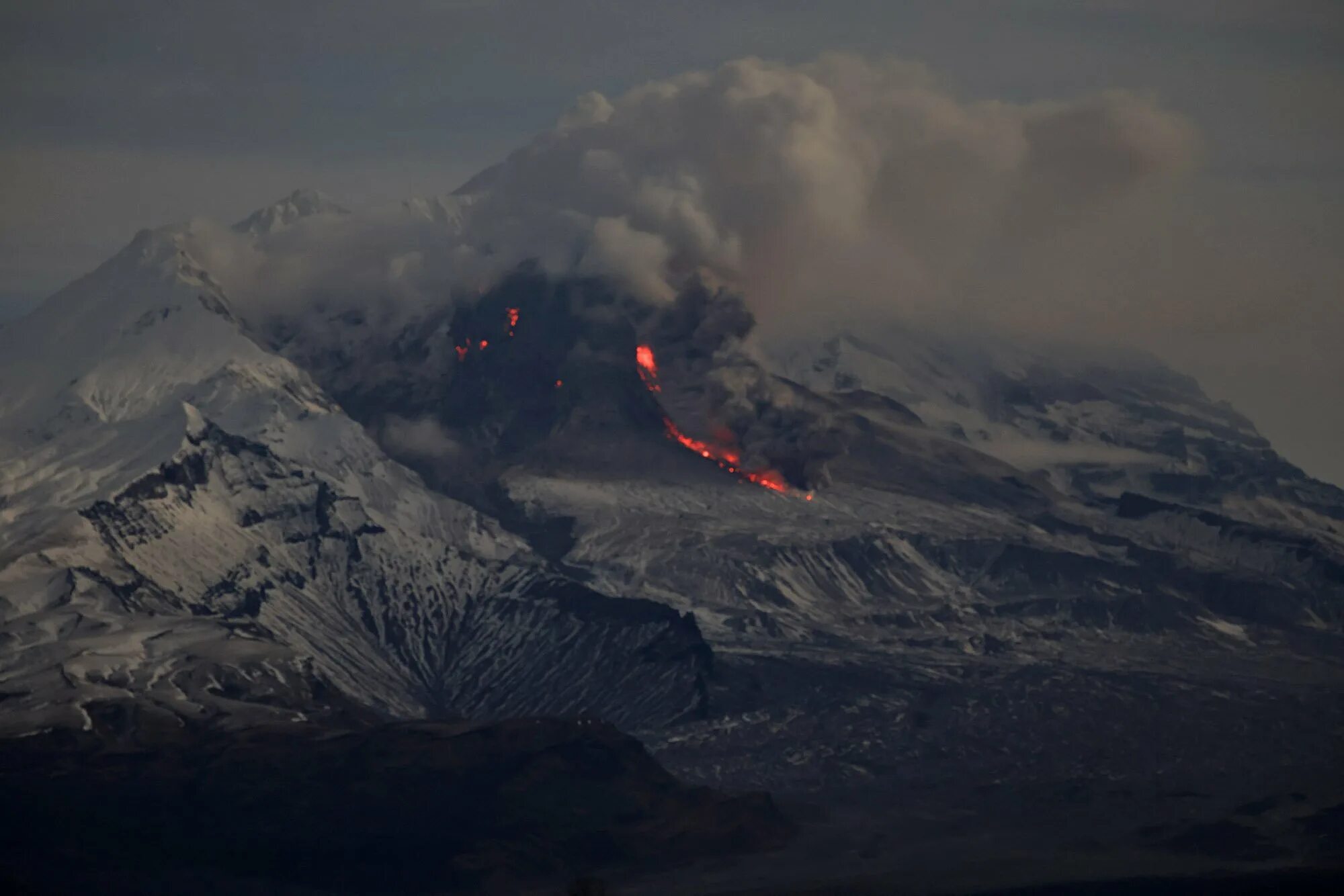 Volcano and earthquake display board. остров ла пальма вулкан извержение. вулкан против. человек из лавы. торнадо.