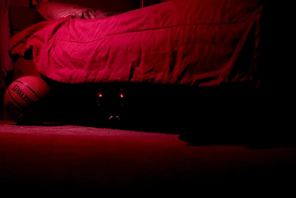 Страшные монстры под кроватью.