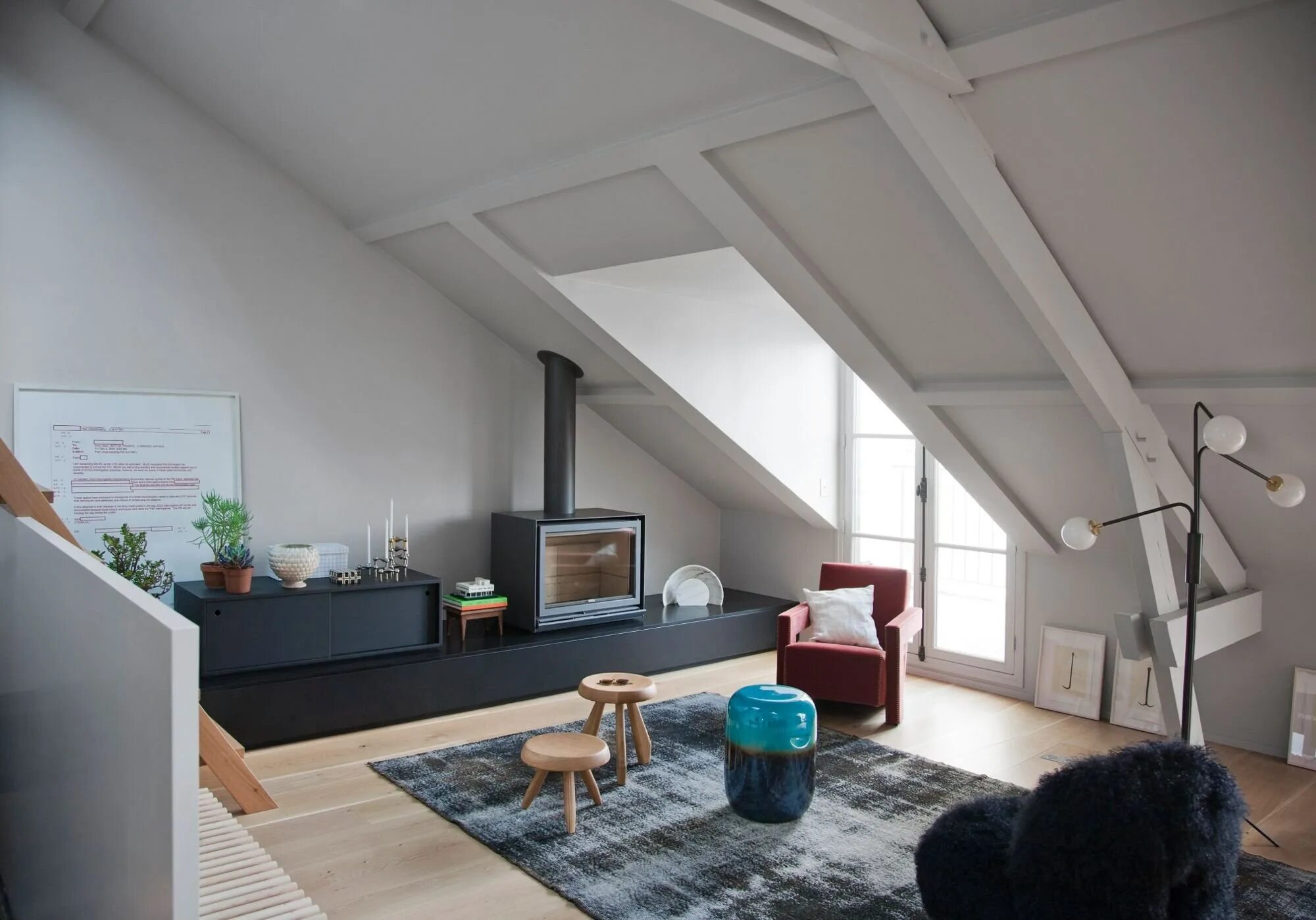 Спальня с мансардными окнами. Мансардный этаж. Балки на мансарде в интерьере. Мансарда в стиле лофт. Квартира над крышей.