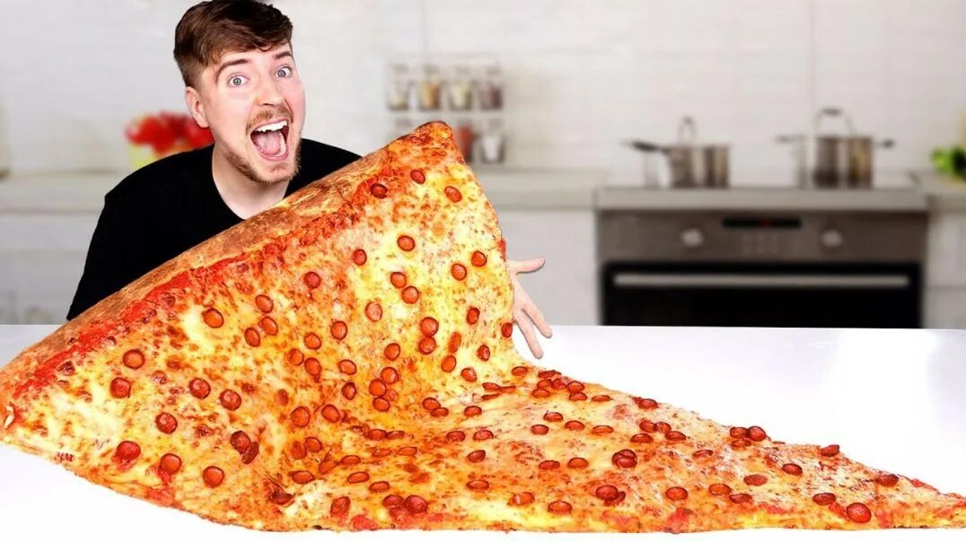 Пицца большие куски. Самый большой кусок пиццы в мире. Огромная пицца.