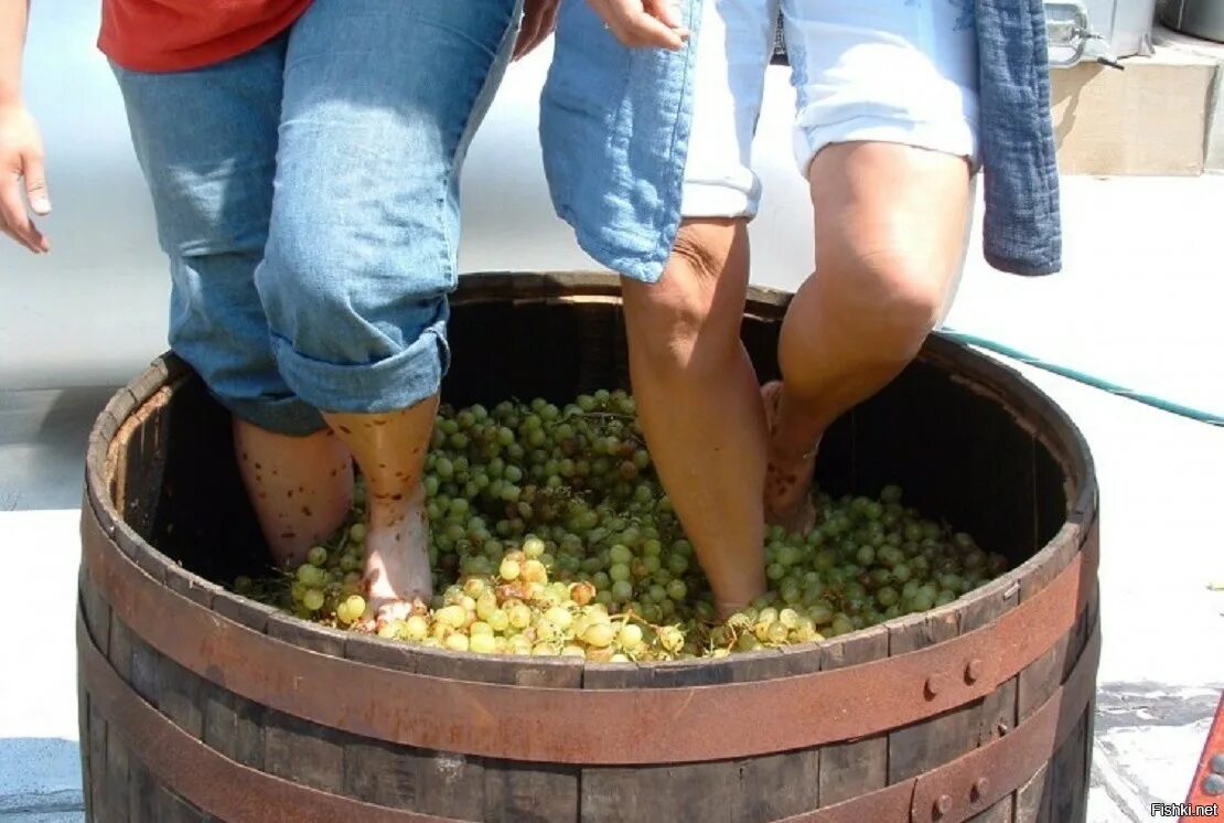 Спортивные травмы. Необычный ракурс девушка. Люди в необычных ракурсах. Давим людей ногами. Пятки гигантские женщины.