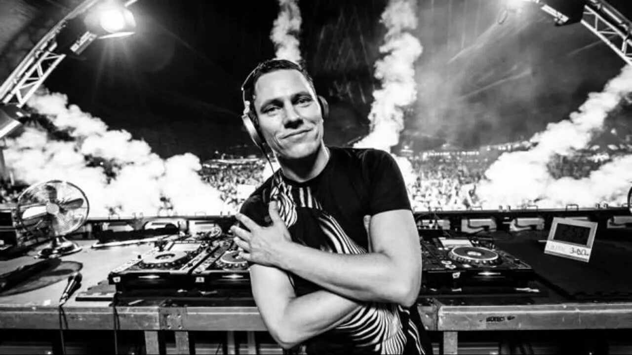 Тиесто 2023. Tiesto swimming paul. Tiesto swimming paul. Тиесто диджей silence. Tiesto концерт 2007.