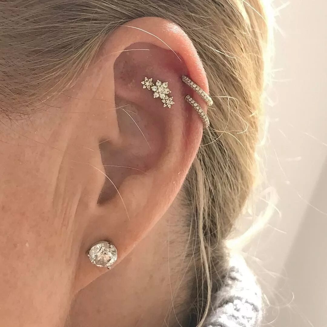 Ухо хрящ хеликс. Прокол хряща уха хеликс. Пирсинг уха хрящ хеликс. Прокол хряща уха хеликс. Ухо хрящ хеликс.