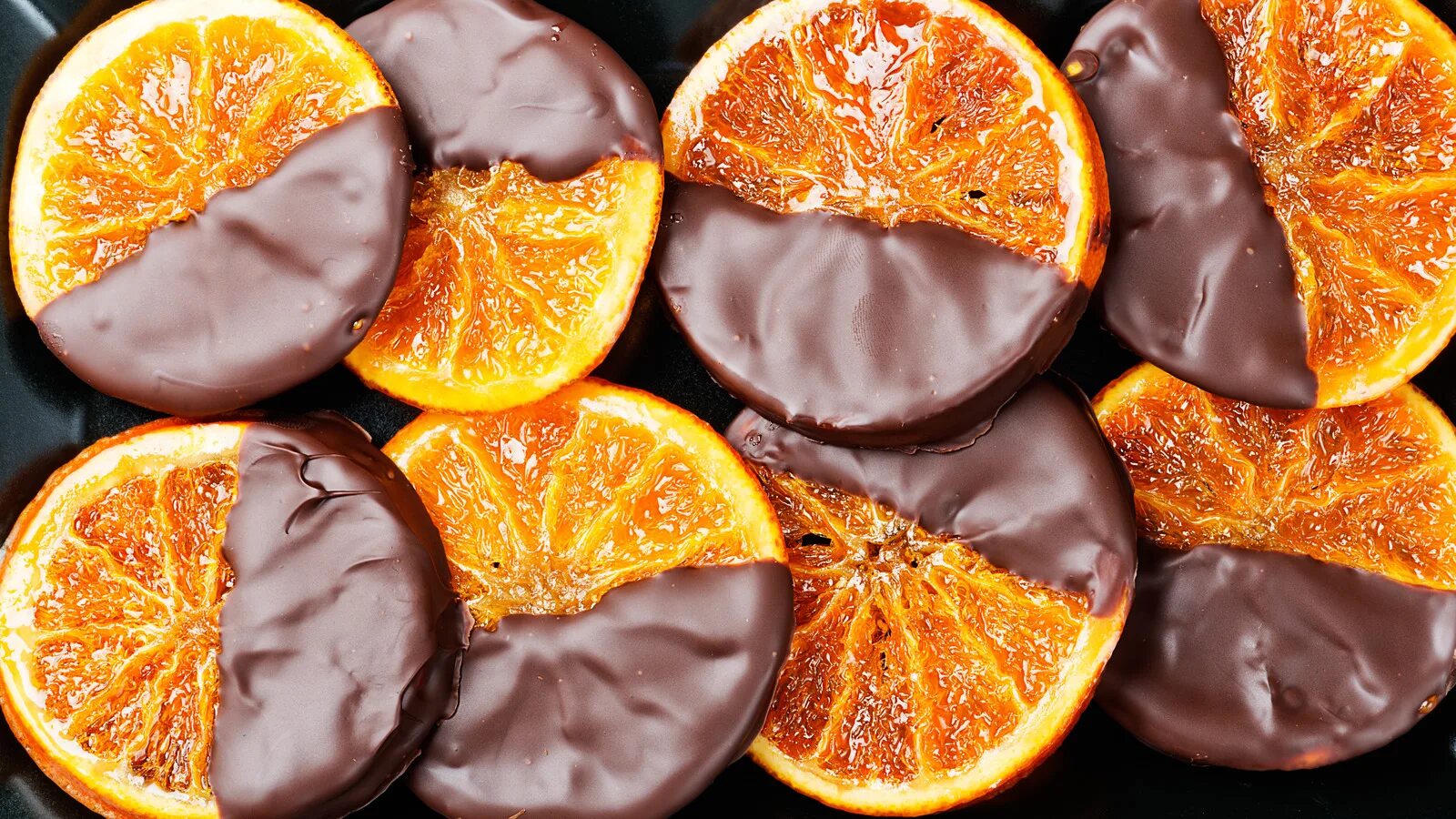 Карамелизованные апельсины. Блюда внутри апельсина. Карамелизированные апельсины без кожуры. Карамелизированные апельсиновые дольки в шоколаде. Дольки апельсина в карамели.