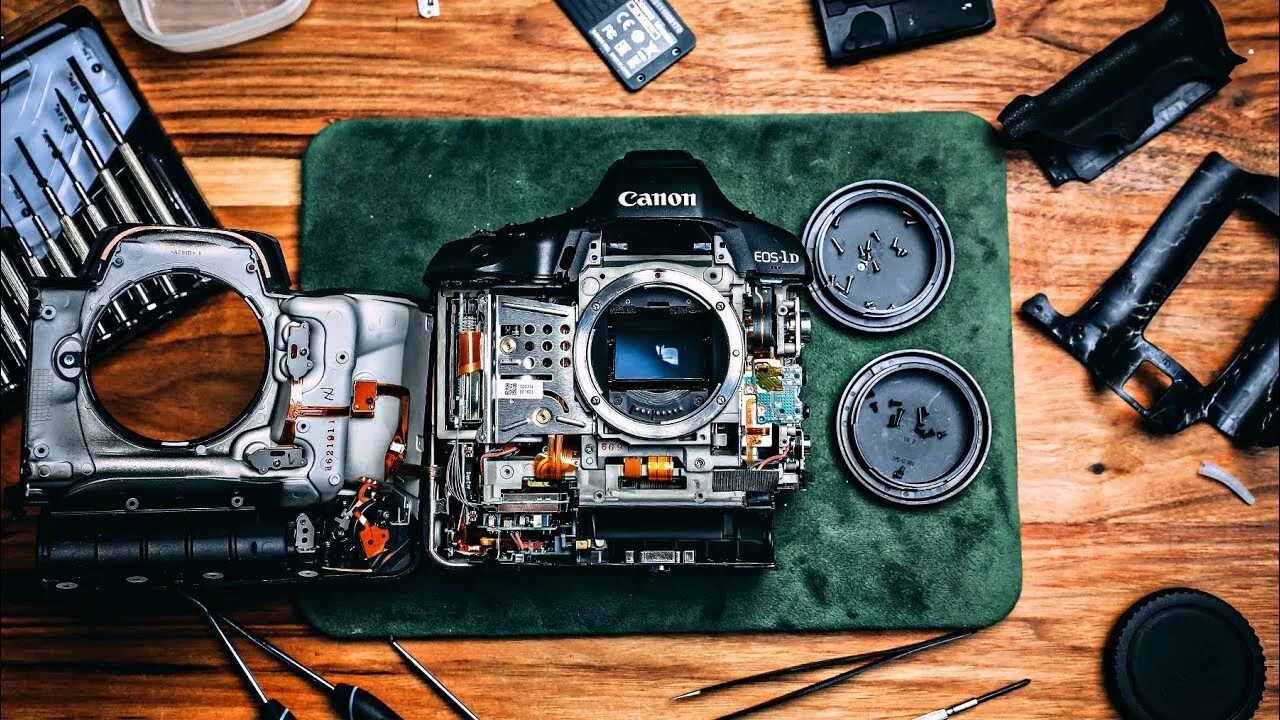 Camera inside. Canon a 1 inside. разобранный фотоаппарат. фотоаппарат в разборе. сломанный фотик.