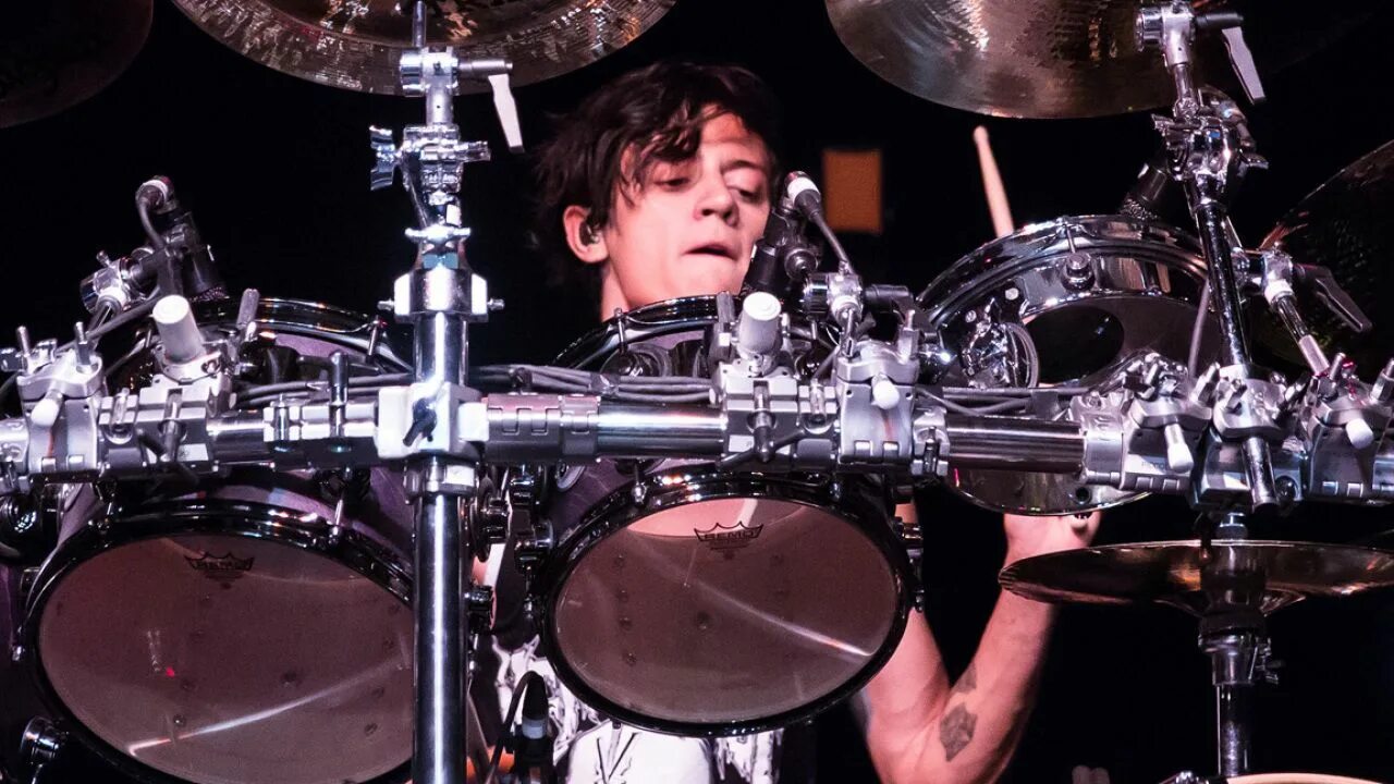 Avenged Sevenfold Drummer. Avenged Sevenfold барабанщик. Tom Schofield Drummer. Барабанная установка avenged Sevenfold. Say metal