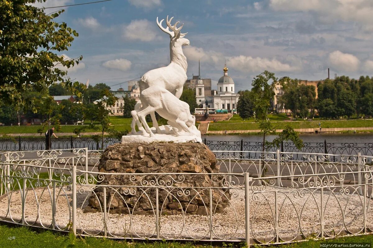 Тверь летнего. Памятник в Твери на набережной. Городской округ город Тверь. Набережная Твери достопримечательности.