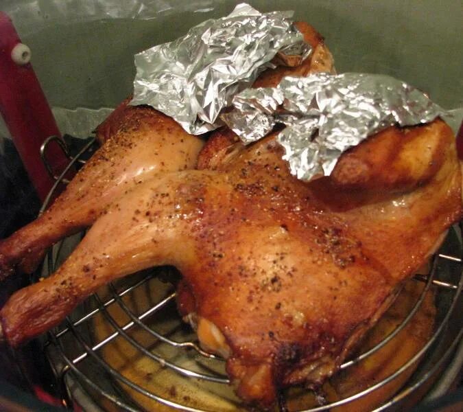 Курица в фольге температура. Курица в духовке. Копченая курица. Домашняя курица в духовке. Курица в фольге в духовке.