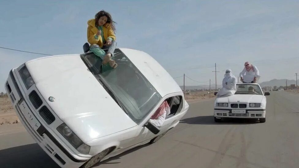 машина на 2 колесах. арабский дрифт солярис. езда на двух колесах на машине. езда на 2 колесах на машине. машина едет на двух колесах.