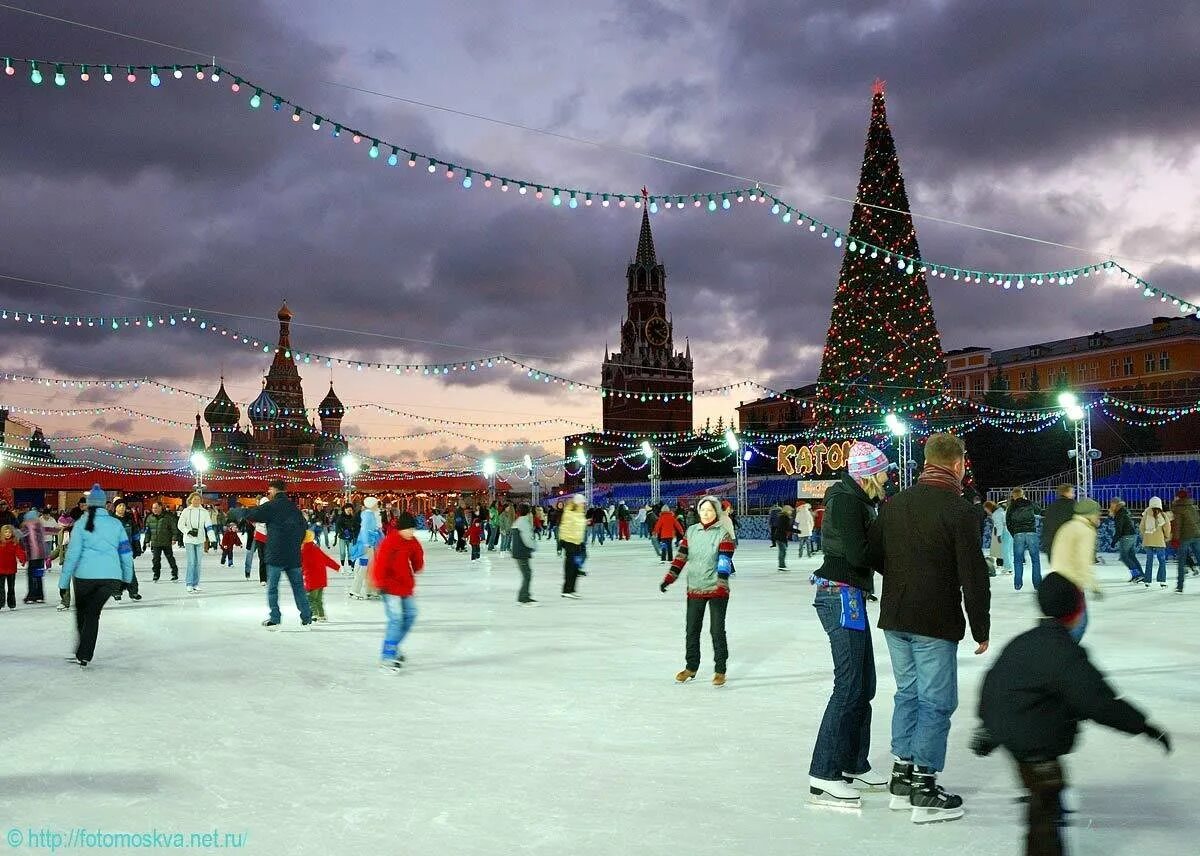 Каток на красной. Ледовый каток на красной площади. Каток в Москве на красной площади. Зимний каток на красной площади. Красная площадь зимой каток.