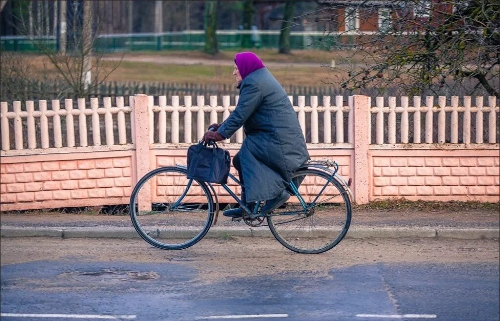 Бабушка на Велике. Бабка на велосипеде. Велосипед для пожилых людей. Старушка на Велике.