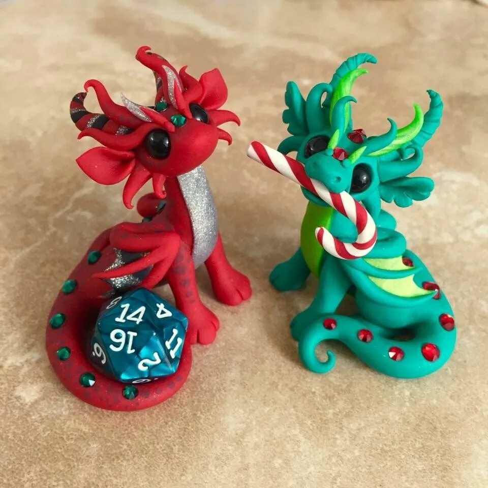 Dragonsandbeasties из полимерной глины. дракон фигурка из глины. дракон из пластилина. дракон из полимерной глины. дракончики из полимерной глины.