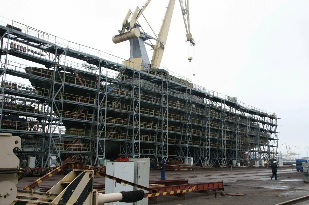 На верфи инженеры проектируют новый. На верфи инженеры проектируют новый. Судостроительная верфь петрозаводск. Владивосток судостроительный завод. Инженер в порту.