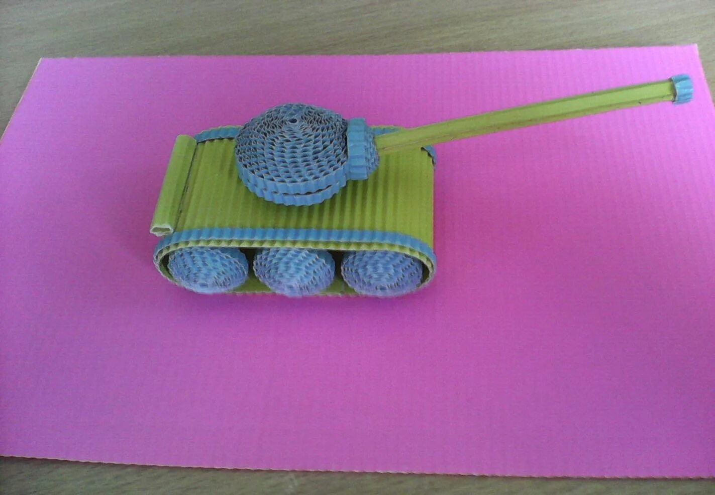 Поделка танк в детский сад. Танк из картона своими руками. Поделка танк в детский сад. Необычные поделки на 23 февраля. Танк т 34 поделка.