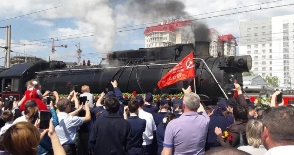 На станцию пришли 3. Ретро поезд воинский эшелон Астрахань. Воинский эшелон Волгоград. Ретро поезд к 9 мая. Ретро поезд воинский эшелон.