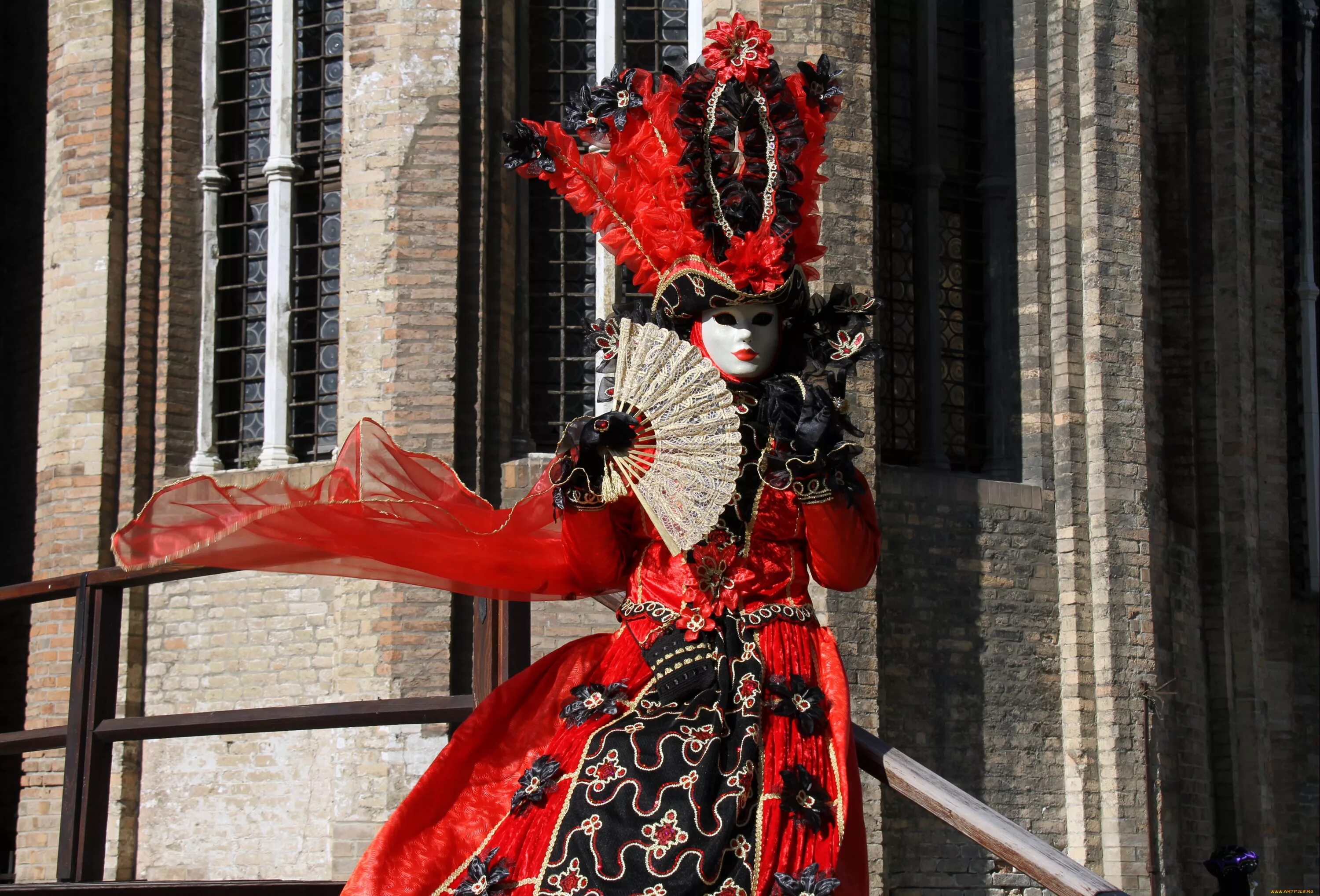 Карнавал в полный рост. Венецианский костюм. Венецианские карнавальные костюмы. Венецианский карнавал костюмы женские. Венецианский карнавал веер.