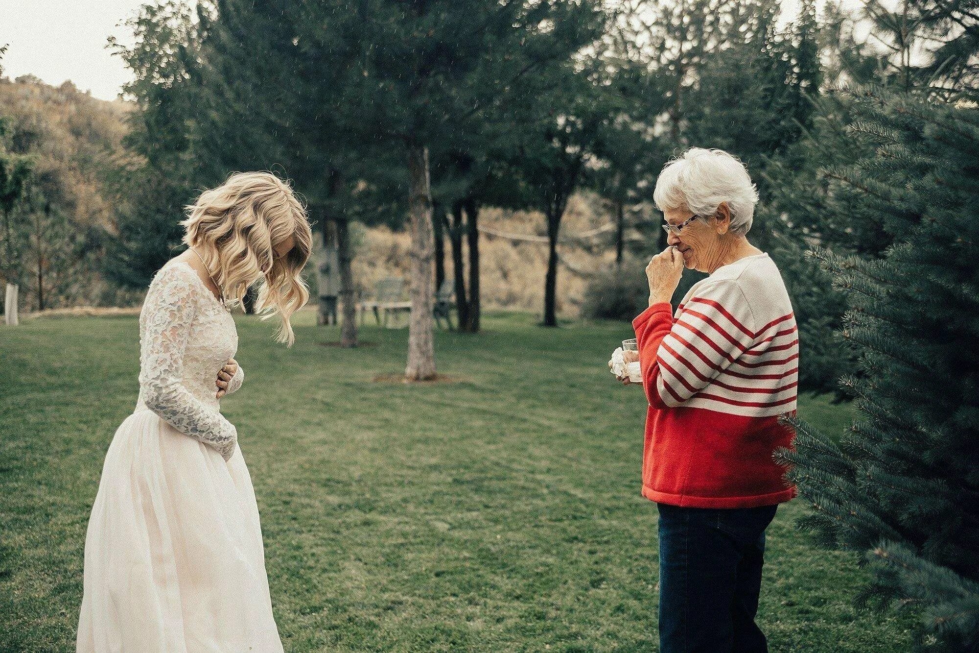 Бабушки хотят молодых. Бабуля в белом платье. Платье для бабушки на свадьбу. Пожилая женщина в белом платье. Бабушка в платье.