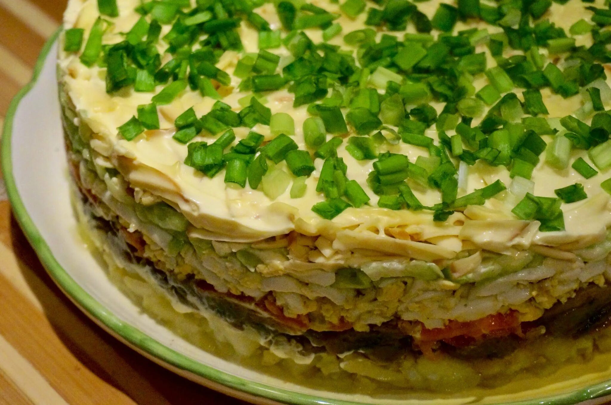 Салат с копченой курицей и грибами слоями. Салат с грибами слоями. слоёный салат с курицей. слоеный салат с грибами. салат мясной слоеный.