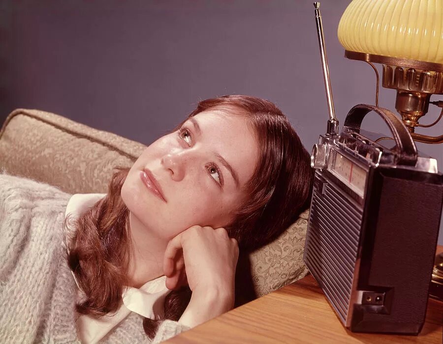 She listens to the radio. Девушка слушает радиоприемник. Радио 1960. Девушка слушает радио. Старые радио 1960.