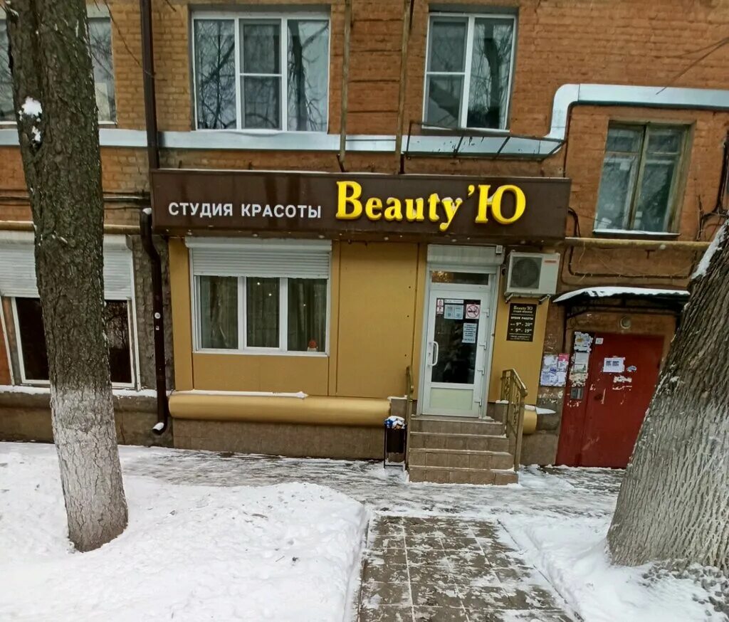 Интерьер маникюрного салона. Зонирование в парикмахерской. Интерьер парикмахерской. Интерьеры парикмахерских. Интерьер студии маникюра и педикюра.