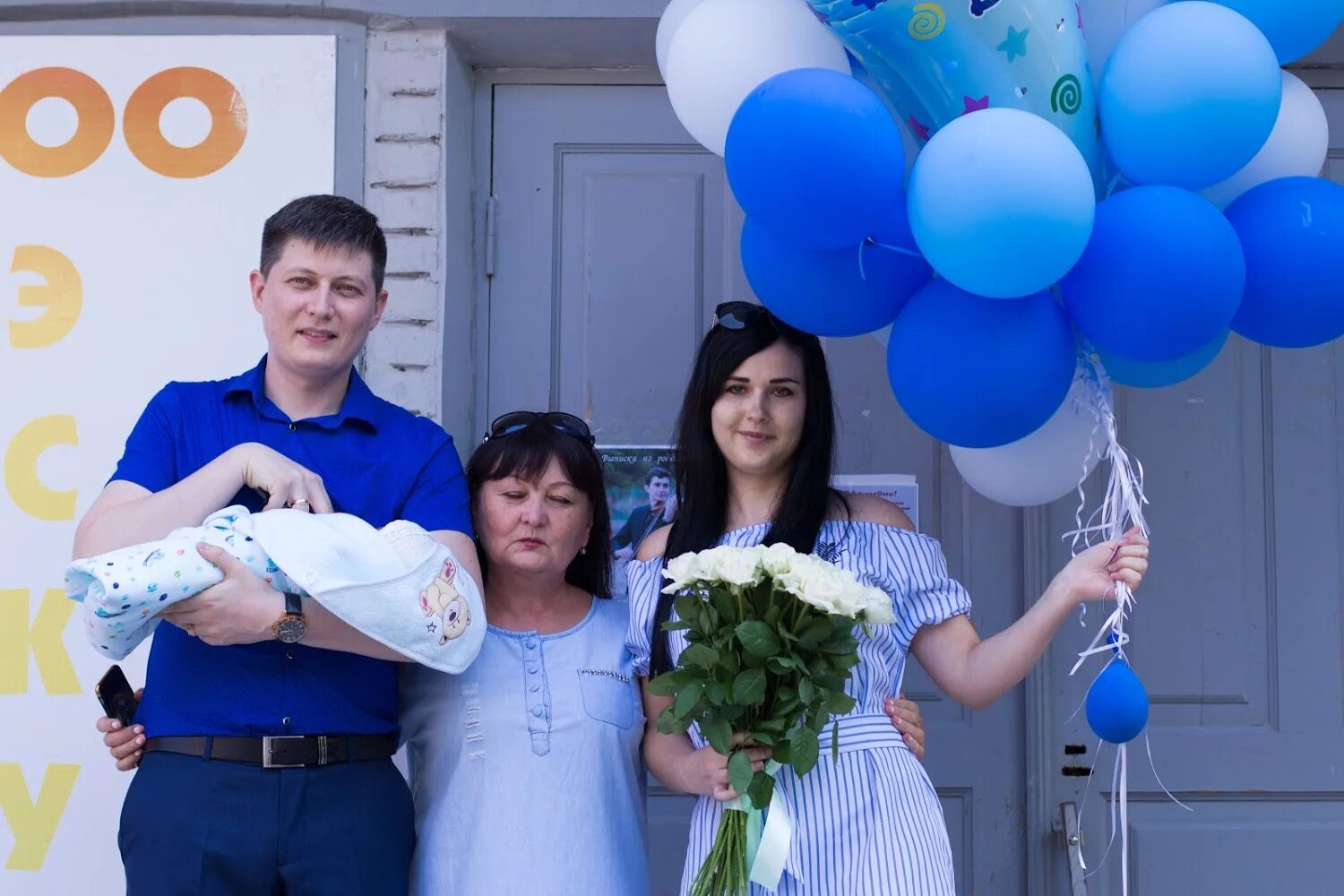 Почему маму выписали. Выписка из роддома фотосессия. Выписка ребенка из роддома летом. Выписка с роддома летом. Выписка с роддома мальчика летом.