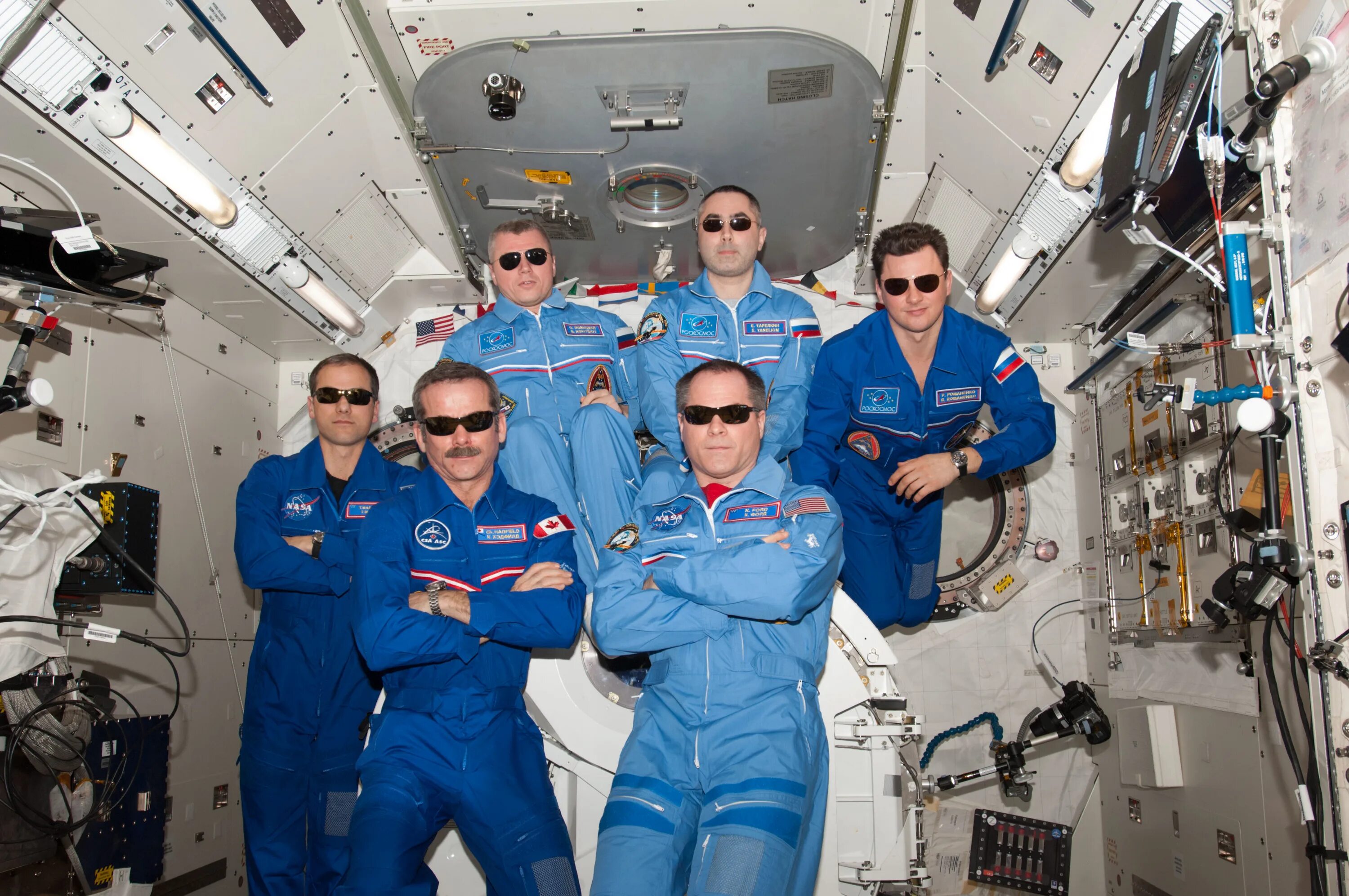Сколько времени будут космонавты. Космический экипаж. Исследование космоса. Космонавты. Современные космонавты.