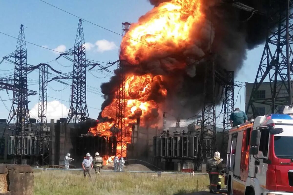 Сгорел трансформатор. Пожар трансформатора на подстанции чагино. пожар на электроподстанции чагино. пожар чагино 2005. пожар на подстанции в чагино.