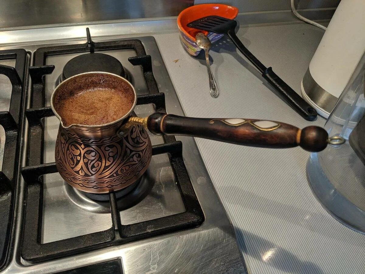 Сварить кофе на электроплите. Эспрессо в турке. Турецкая джезва. Кофе в турке. Турка для кофе.