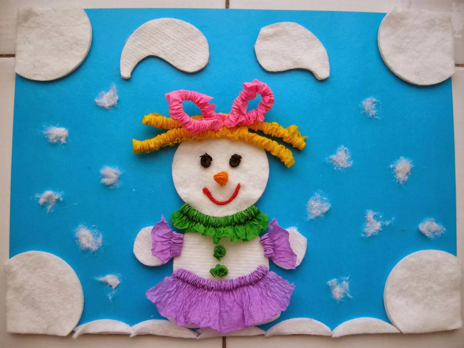 зимняя аппликация. новогодние поделки из ватных дисков. зимняя поделка в детский сад. аппликация на тему зима. зимние поделки из ватных дисков.