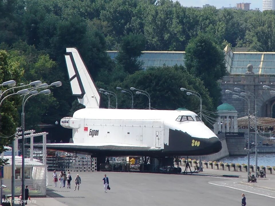 Буран в парке горького. Буран космический корабль на ВДНХ. Буран космический корабль парк Горького. Корабль Буран парк Горького. Самолёт Буран на ВДНХ.