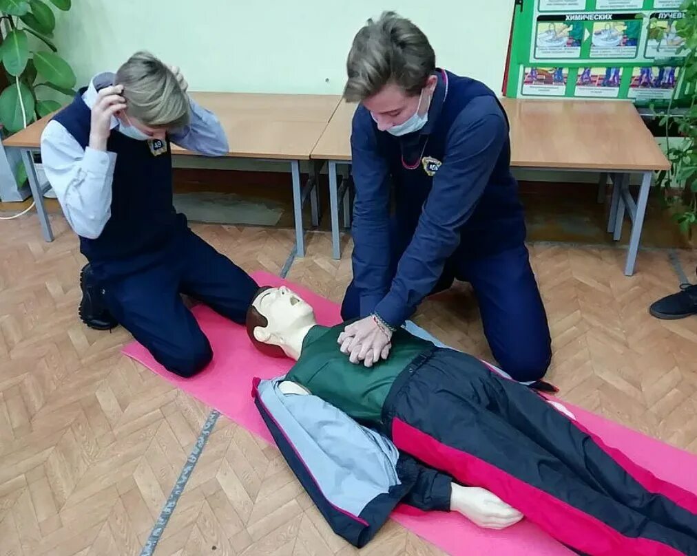 Видео по оказанию первой. Урок ОБЖ В школе. Школьники на уроке ОБЖ. Уроки ОБЖ В колледже. Занятия ОБЖ.