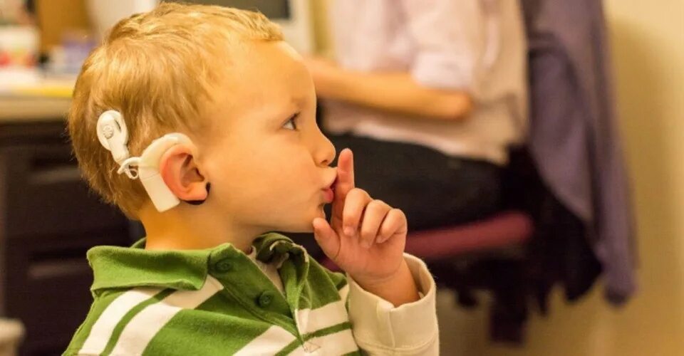 Школьников с нарушениями слуха. Аппарат для глухих кохлеарная имплантация. Дети с нарушением слуха.. Глухие и слабослышащие дети. Дет снарушениями слуха.