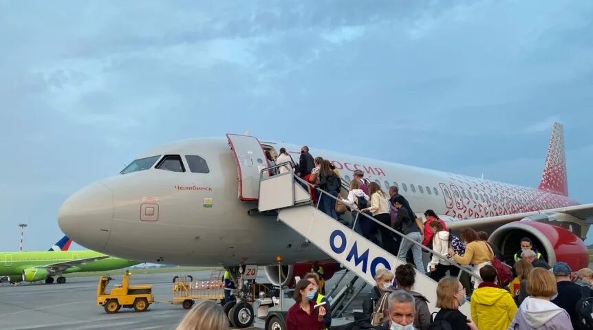 Полет на самолете омск. Авиакомпании Омск. Чартерный рейс. Самолет Турция. Турция ред Вингс.