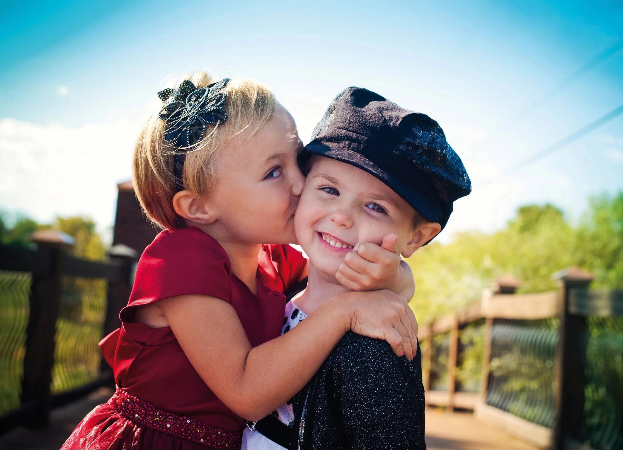 Почему маленькие дети любят. Детский поцелуй. Дети мальчик и девочка. Детский поцелуй в щеку. Мальчик и девочка обнимаются.