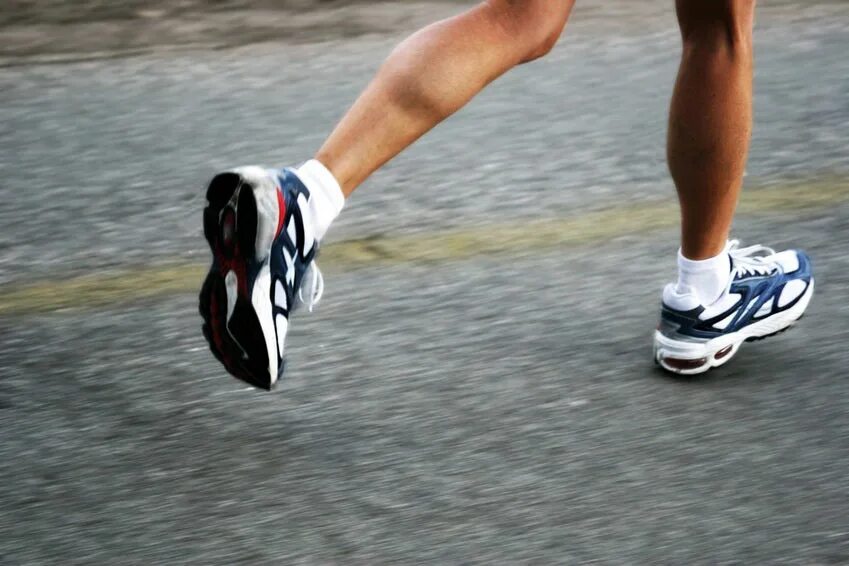 Ноги бегуна. Кроссовки бег. Бегущие ноги спортсмена. Кроссовки на ногах. Пятки для кроссовок