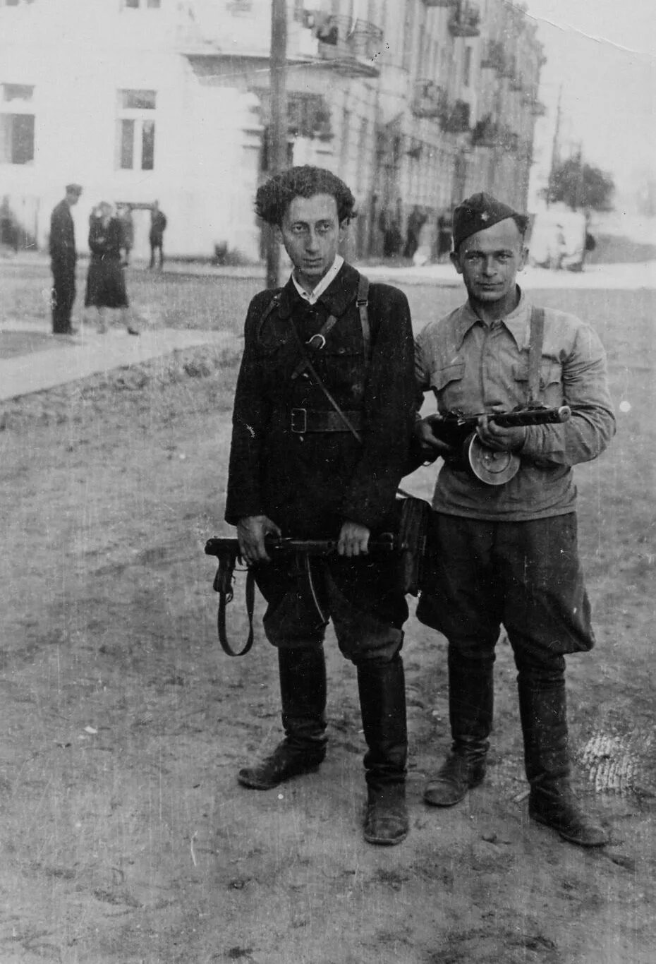 Пара партизан. Абба ковнер 1945. абба ковнер и партизанский отряд. абба ковнер tno. еврейские партизанские отряды вов.