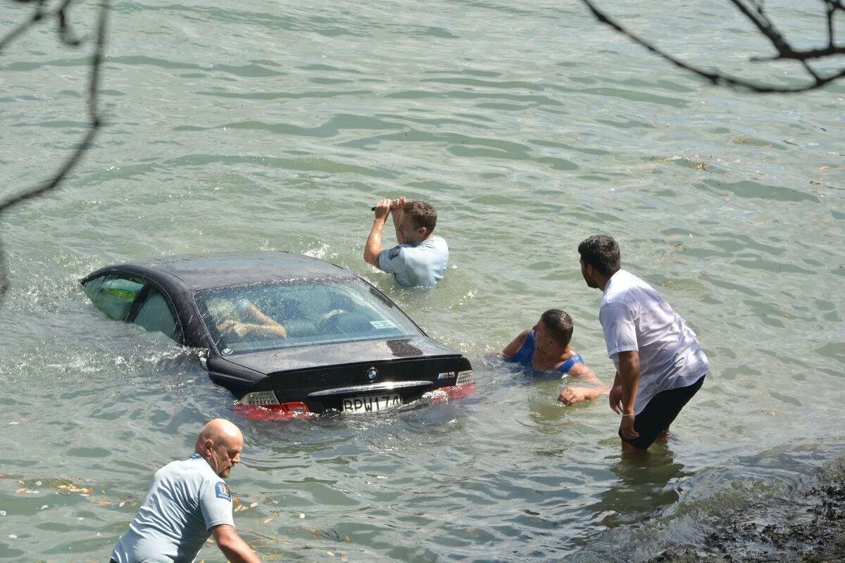 Утопленная машина. Утопленная машина. Утонувший автомобиль. Water flood cars. Затонувшие автомобили.