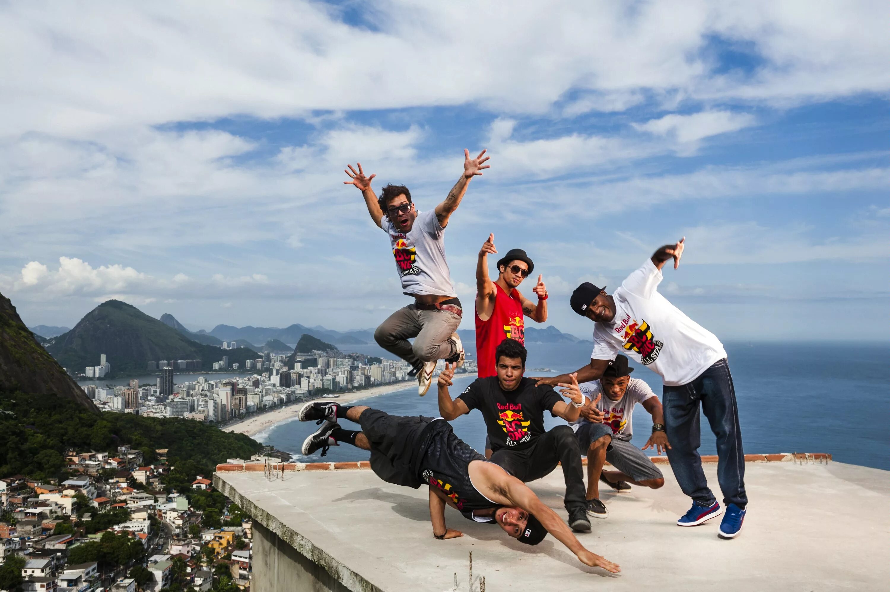 Flying crew. Bboy Neguin. Уличные танцы в Рио. Bboy Cico and Bboy Neguin. Танцпол ред Булл.